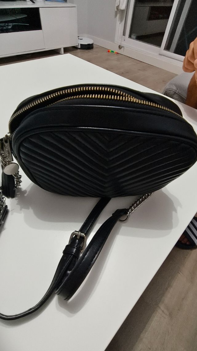 Bolso negro acolchado con cadena