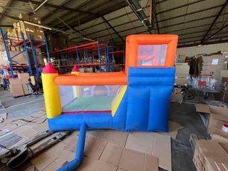 Castillo hinchable con tobogán y piscina