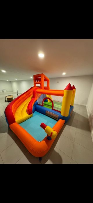 Castillo hinchable con tobogán y piscina