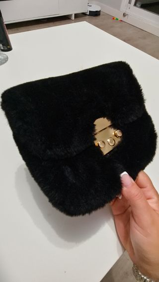 Bolso negro pelo con cierre dorado