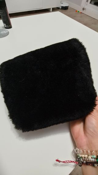 Bolso negro pelo con cierre dorado