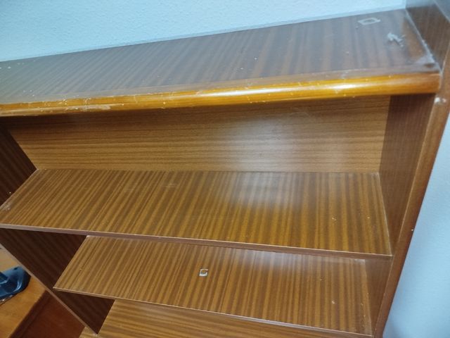 Escritorio de madera con estantería