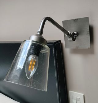 Aplique de pared metálico con pantalla de cristal