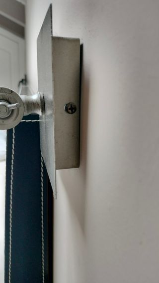 Aplique de pared metálico con pantalla de cristal