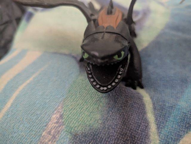 Figuras de dragones Toothless y Light Fury