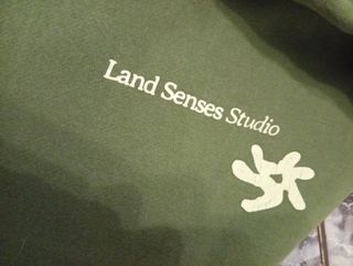Sudadera verde con capucha