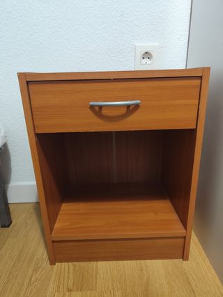 Mesita de noche de madera