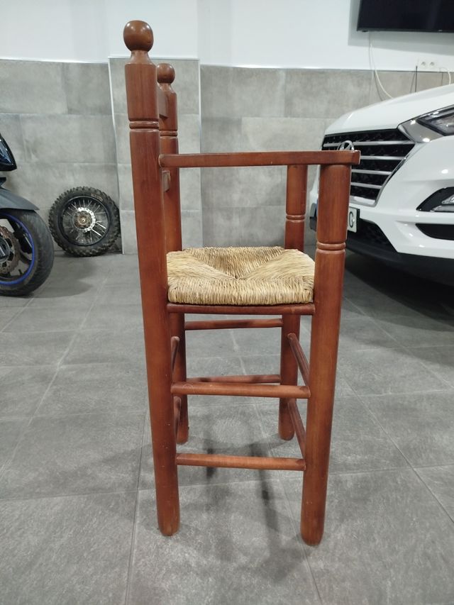 Trona de madera con asiento de anea