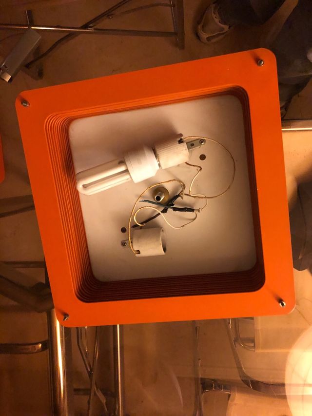 Lámpara de techo naranja y transparente