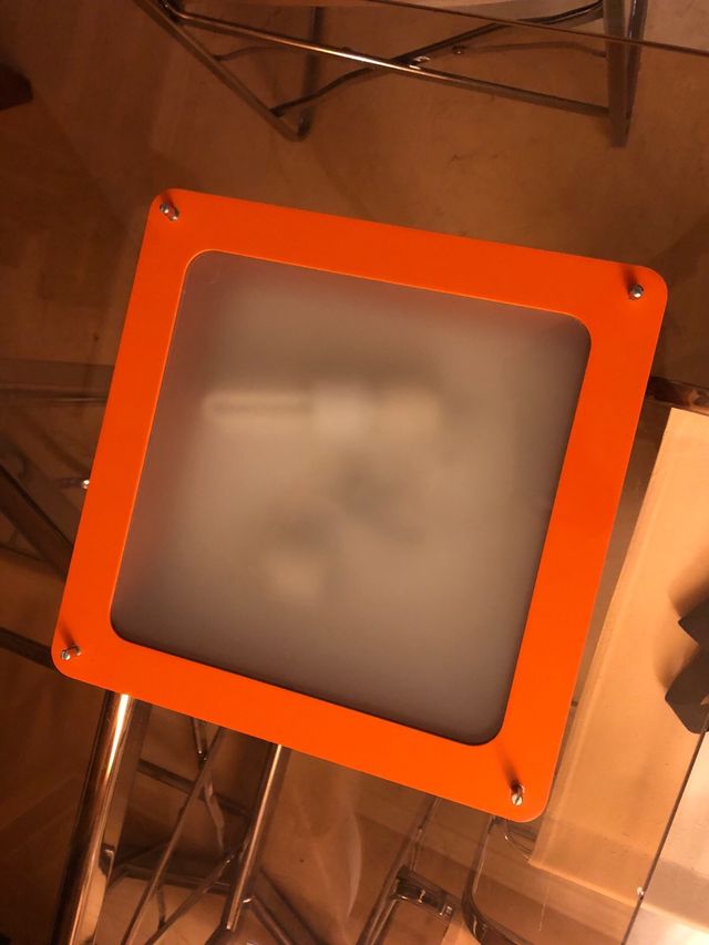 Lámpara de techo naranja y transparente