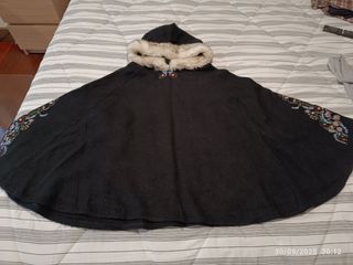 Capa Zara con capucha y bordados Talla S