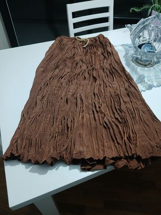 Falda larga marrón plisada