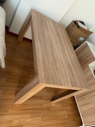 Mesa de comedor de madera color beige/marrón