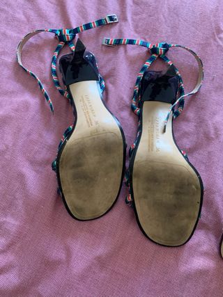 Sandalias de tacón con tiras de la marca Zara