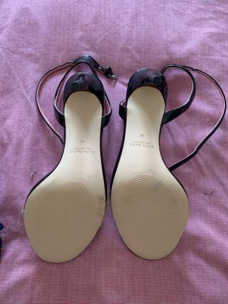 Sandalias de tacón con tiras de la marca Zara