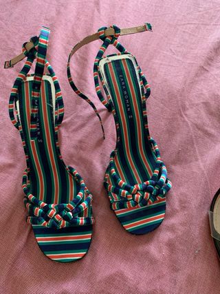 Sandalias de tacón con tiras de la marca Zara