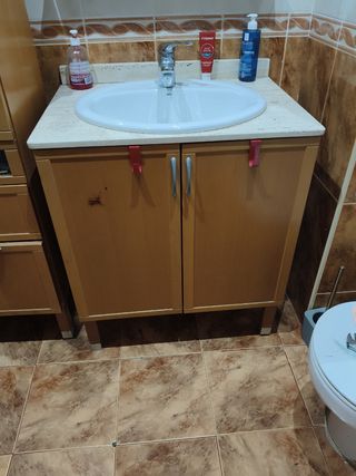 Mueble de baño de madera y mármol 