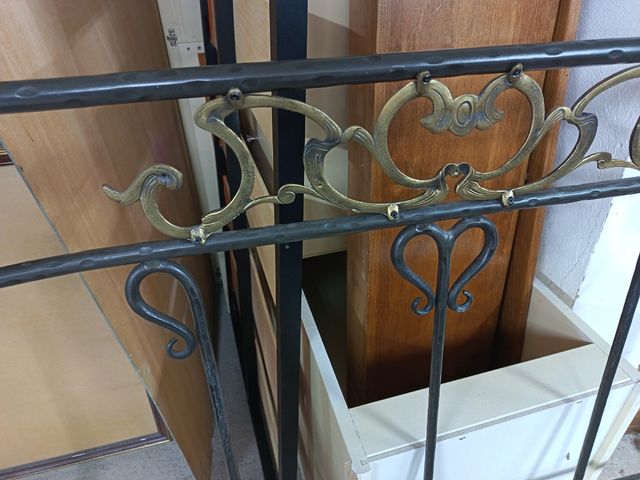 Cabecero de hierro pesado y robusto