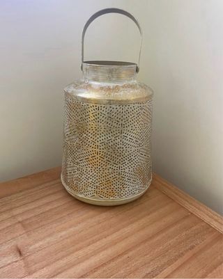 Lanterna de vela decorativa dourada e branca