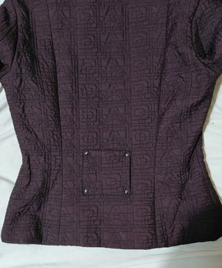 Chaqueta entallada de mujer de Adolfo Domínguez.