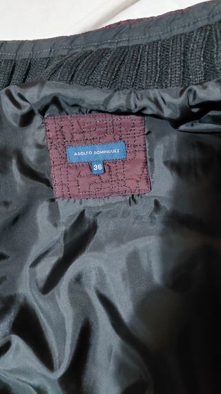 Chaqueta entallada de mujer de Adolfo Domínguez.