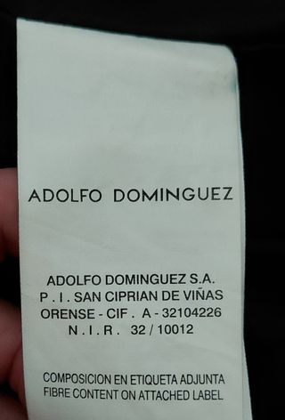 Chaqueta entallada de mujer de Adolfo Domínguez.