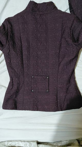 Chaqueta entallada de mujer de Adolfo Domínguez.