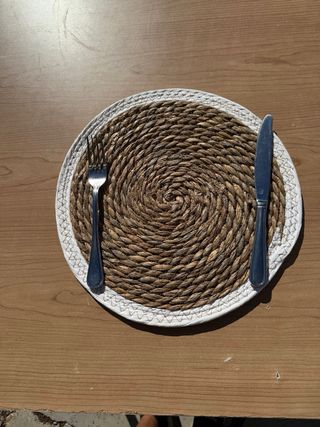 Bajo plato mimbre con borde blanco