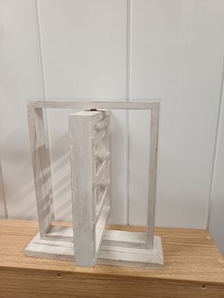 Expositor de madera blanco