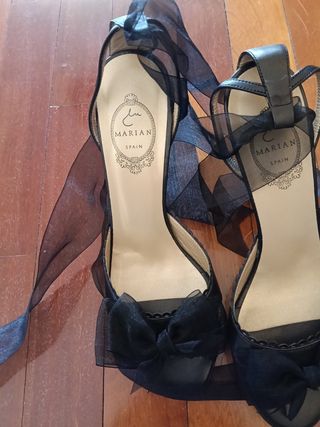 Zapatos de tacón Marian negros con lazo 9 ctm