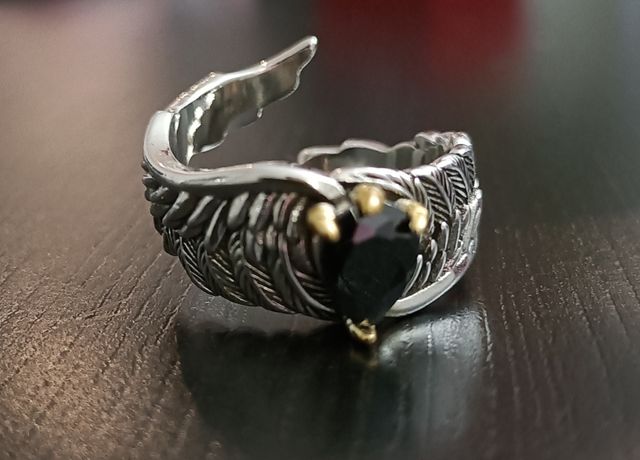 Anillo alas ajustable con piedra negra