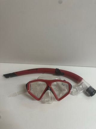 Máscara y tubo de snorkel rojo