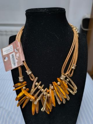 Collar dorado y naranja