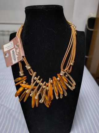Collar dorado y naranja