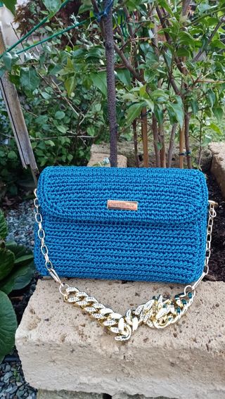 Borsa uncinetto blu con catena dorata
