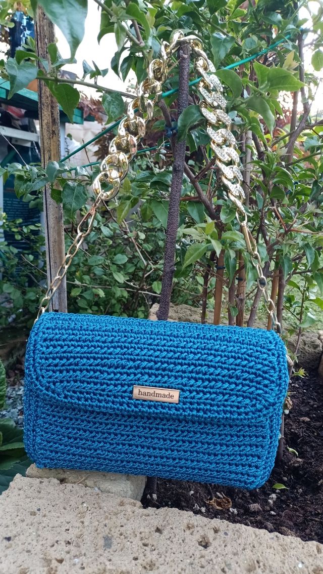 Borsa uncinetto blu con catena dorata