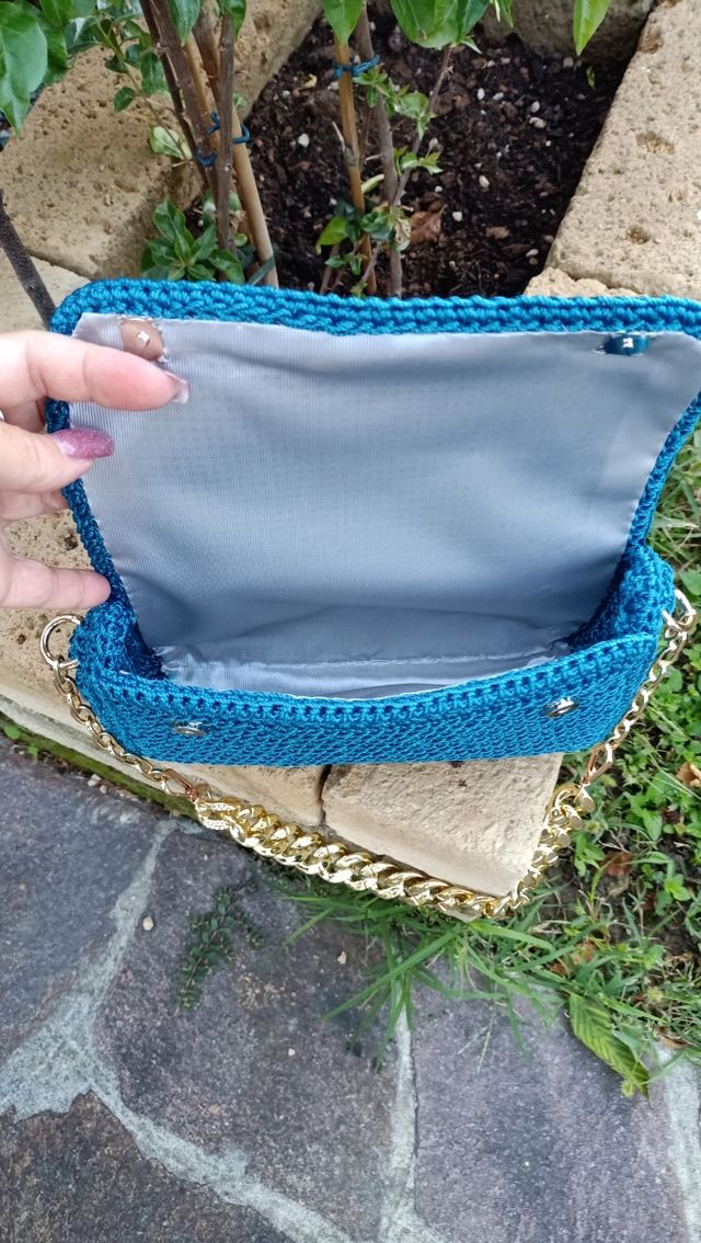 Borsa uncinetto blu con catena dorata