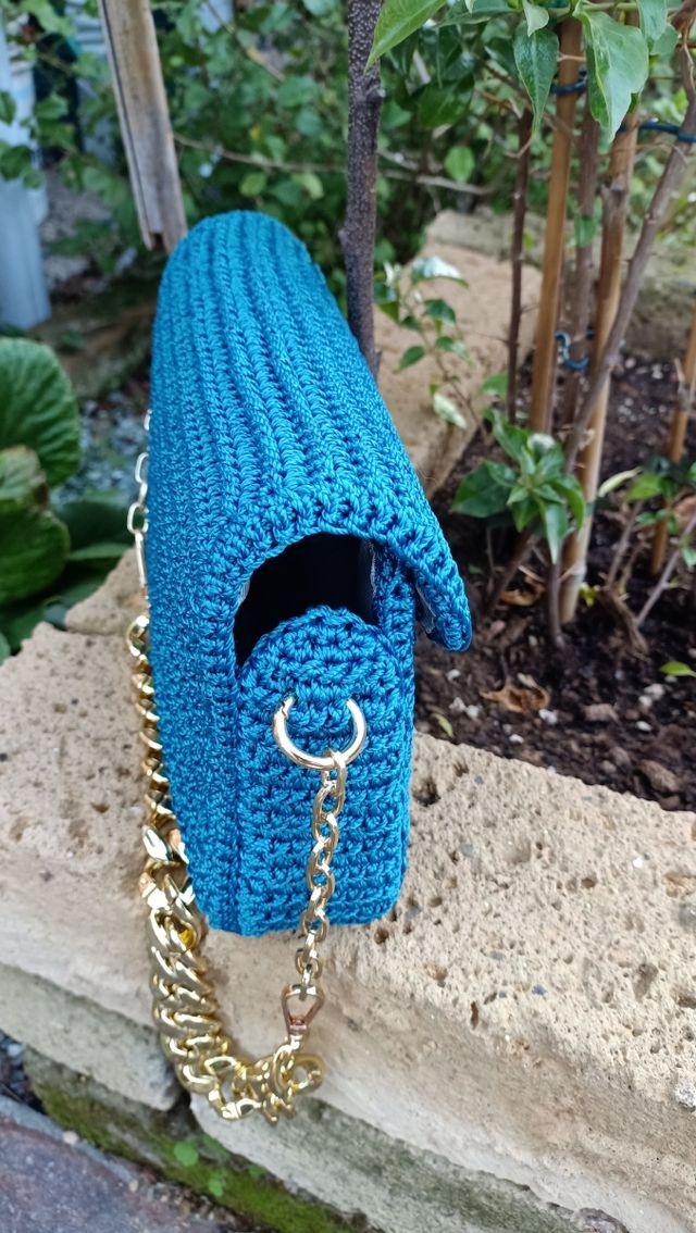 Borsa uncinetto blu con catena dorata
