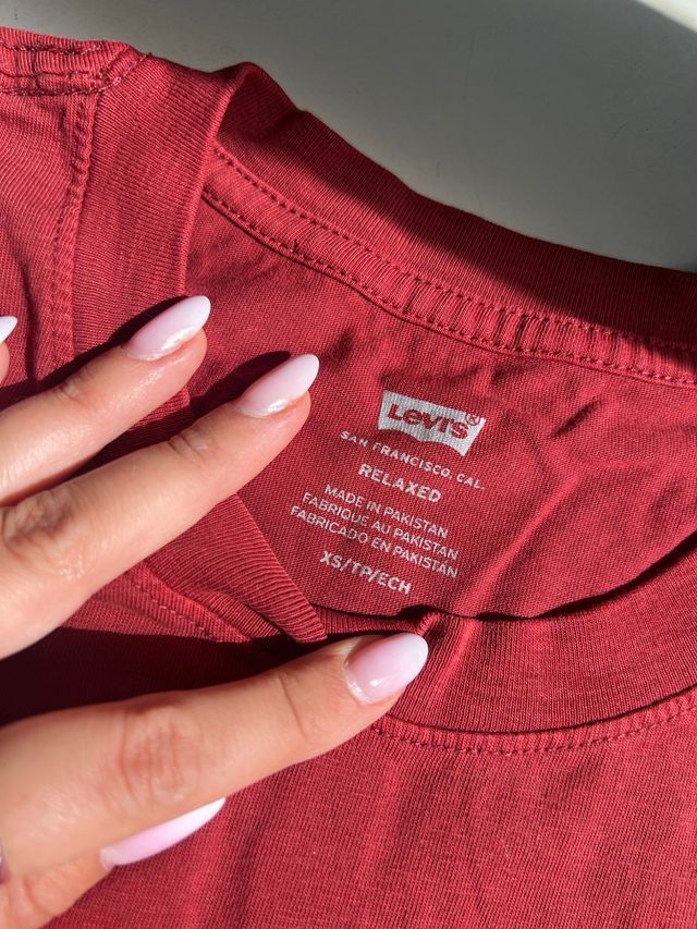 T-shirt rossa Levi's taglia XS