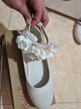 Zapatos de vestir niña blancos con flores