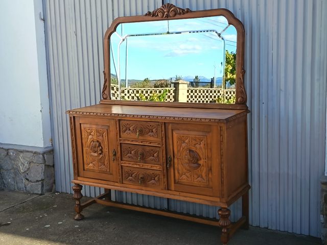 Aparador antiguo castaño con espejo