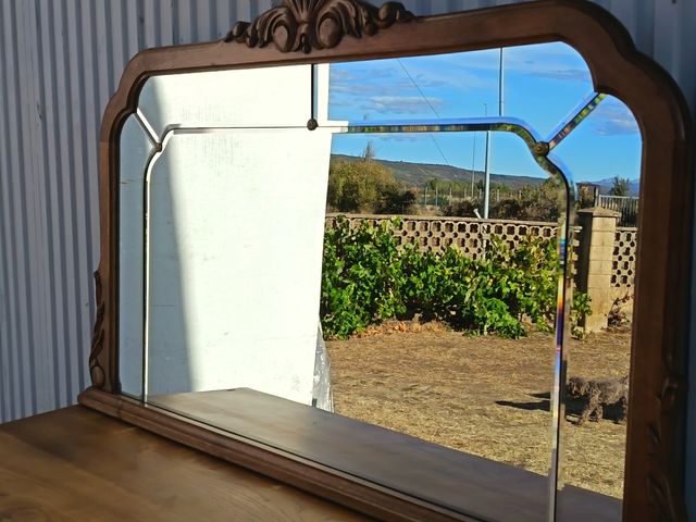 Aparador antiguo castaño con espejo