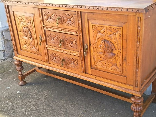 Aparador antiguo castaño con espejo