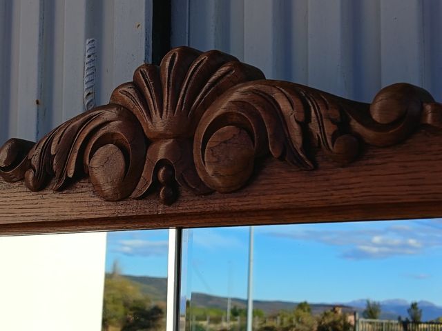 Aparador antiguo castaño con espejo