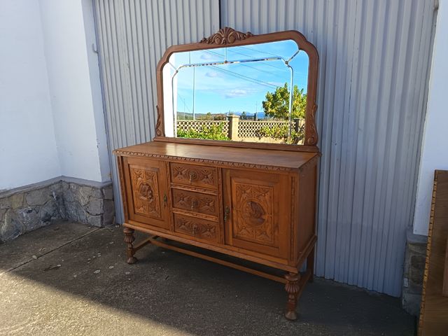 Aparador antiguo castaño con espejo