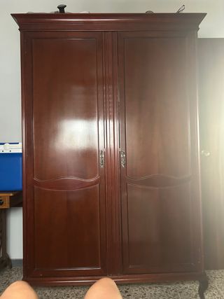 Armario de madera caoba con dos puertas