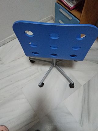 Silla de escritorio azul con base madera. Ruedas.