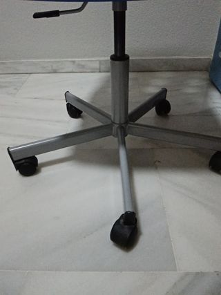 Silla de escritorio azul con base madera. Ruedas.