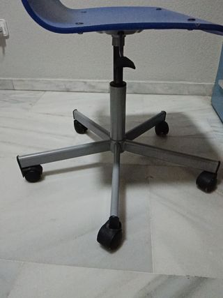 Silla de escritorio azul con base madera. Ruedas.