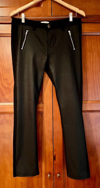 Pantalón negro con cremalleras 
